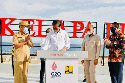 Mengawali agendanya hari ini, Presiden Joko Widodo meresmikan penataan kawasan Kota Kupang dalam kunjungan kerjanya ke Provinsi NTT.