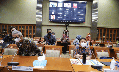 Menteri Kesehatan Budi Gunadi Sadikin (kanan) bersiap mengikuti rapat kerja bersama Komisi IX di kompleks Parlemen, Senayan, Jakarta, Rabu (23/3/2022).