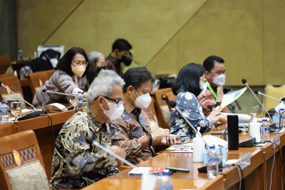 Menteri Kesehatan Budi Gunadi Sadikin (kanan) bersiap mengikuti rapat kerja bersama Komisi IX di kompleks Parlemen, Senayan, Jakarta, Rabu (23/3/2022).