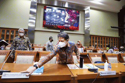 Menteri Kesehatan Budi Gunadi Sadikin (kanan) bersiap mengikuti rapat kerja bersama Komisi IX di kompleks Parlemen, Senayan, Jakarta, Rabu (23/3/2022).