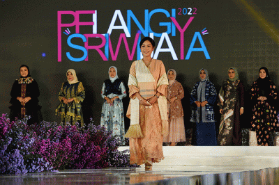 Pagelaran Pelangi Sriwijaya menampilkan rancangan desainer mengunakan kain khas Sumsel digelar di Hotel Aryaduta Palembang.