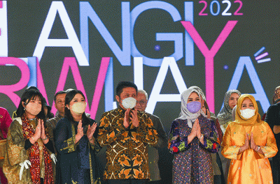 Pagelaran Pelangi Sriwijaya menampilkan rancangan desainer mengunakan kain khas Sumsel digelar di Hotel Aryaduta Palembang.