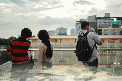 Pengunjung saat berswafoto dengan latar belakang gedung bertingkat di Skydeck Mal Sarinah, Jakarta Pusat, Rabu (23/3/2022).