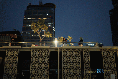 Pengunjung saat berswafoto dengan latar belakang gedung bertingkat di Skydeck Mal Sarinah, Jakarta Pusat, Rabu (23/3/2022).