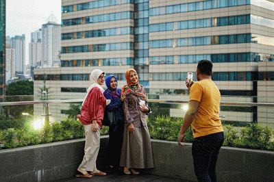 Pengunjung saat berswafoto dengan latar belakang gedung bertingkat di Skydeck Mal Sarinah, Jakarta Pusat, Rabu (23/3/2022).