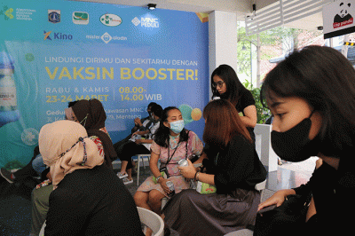 Vaksinator menyuntikkan vaksin Covid-19  kepada karyawan di MNC Center, Kebon Sirih, Jakarta, Kamis   (24/3/2022).