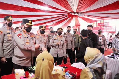 Kegiatan vaksinasi terus dilakukan secara masif oleh pemerintah bersinergi dengan TNI-Polri meski situasi penyebaran Covid-19 saat ini tengah melandai.