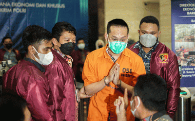 Polisi menunjukkan tersangka kasus penipuan aplikasi Binomo Indra Kenz saat konferensi pers di Bareskrim, Mabes Polri Jakarta, Jumat (25/3/2022).