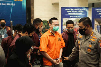 Polisi menunjukkan tersangka kasus penipuan aplikasi Binomo Indra Kenz saat konferensi pers di Bareskrim, Mabes Polri Jakarta, Jumat (25/3/2022).