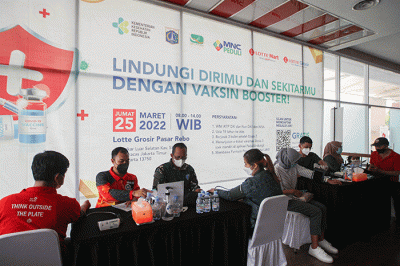 Vaksinator menyuntikkan vaksin Covid-19 kepada warga di Lotte Grosir, Jakarta, Jumat, (25/3/2022).