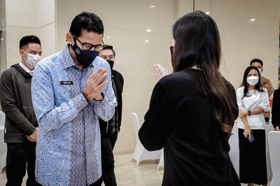 Ayah mertua Wamenparekraf Angela, Roy Rahardja Dharmajaya, meninggal dunia di usia 62 tahun pada Rabu, 23 Maret 2022 dini hari. 