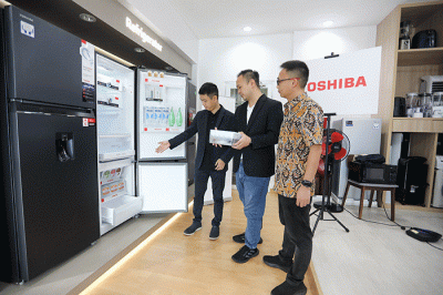 Toshiba memperkenalkan tiga koleksi terbaru kulkas dua pintu di Jakarta, Kamis (24/3/2022).