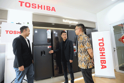 Toshiba memperkenalkan tiga koleksi terbaru kulkas dua pintu di Jakarta, Kamis (24/3/2022).