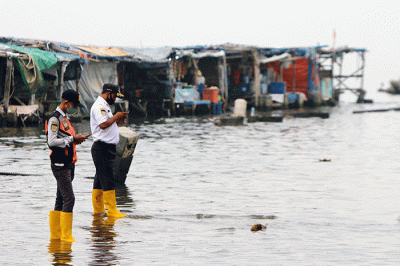Petugas PPSU membersihkan sampah di kawasan Pelabuhan Kaliadem Muara Angke, Jakarta, Sabtu (26/3/2021).
