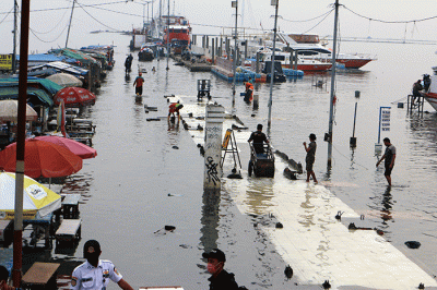 Petugas PPSU membersihkan sampah di kawasan Pelabuhan Kaliadem Muara Angke, Jakarta, Sabtu (26/3/2021).
