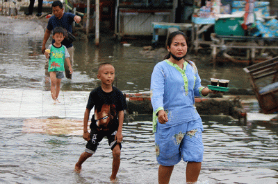 Petugas PPSU membersihkan sampah di kawasan Pelabuhan Kaliadem Muara Angke, Jakarta, Sabtu (26/3/2021).