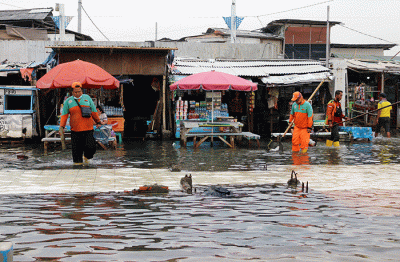 Petugas PPSU membersihkan sampah di kawasan Pelabuhan Kaliadem Muara Angke, Jakarta, Sabtu (26/3/2021).