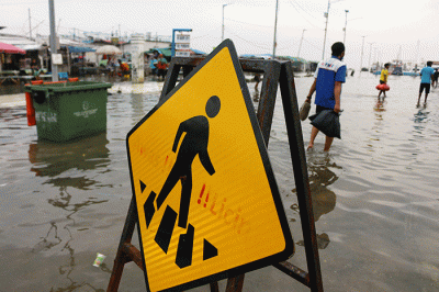 Petugas PPSU membersihkan sampah di kawasan Pelabuhan Kaliadem Muara Angke, Jakarta, Sabtu (26/3/2021).