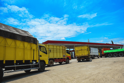 Pengendara Antre untuk mengisi Solar bersubsidi di SPBU Jalan Kolonel H Burlian KM 7 Palembang, Sabtu (26/3/2022).