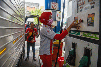 Pengendara Antre untuk mengisi Solar bersubsidi di SPBU Jalan Kolonel H Burlian KM 7 Palembang, Sabtu (26/3/2022).