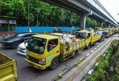 Pengendara Antre untuk mengisi Solar bersubsidi di SPBU Jalan Kolonel H Burlian KM 7 Palembang, Sabtu (26/3/2022).
