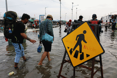 Banjir rob melanda Pelabuhan Kali Adem Muara Angke, Jakarta, Sabtu (26/3/2022).
