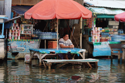 Banjir rob melanda Pelabuhan Kali Adem Muara Angke, Jakarta, Sabtu (26/3/2022).