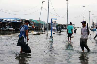 Banjir rob melanda Pelabuhan Kali Adem Muara Angke, Jakarta, Sabtu (26/3/2022).