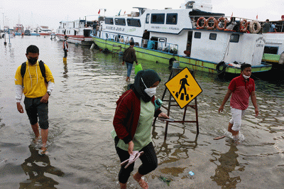 Banjir rob melanda Pelabuhan Kali Adem Muara Angke, Jakarta, Sabtu (26/3/2022).