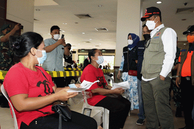 Kepala Badan Nasional Penanggulangan Bencana (BNPB) Letjen TNI Suharyanto, melakukan peninjauan percepatan vaksinasi di kawasan industri Plaza Batamindo.