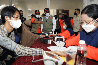 Kepala Badan Nasional Penanggulangan Bencana (BNPB) Letjen TNI Suharyanto, melakukan peninjauan percepatan vaksinasi di kawasan industri Plaza Batamindo.