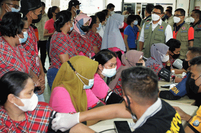 Kepala Badan Nasional Penanggulangan Bencana (BNPB) Letjen TNI Suharyanto, melakukan peninjauan percepatan vaksinasi di kawasan industri Plaza Batamindo.
