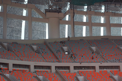Sejumlah pekerja menyelesaikan proyek Jakarta International Stadium, Papanggo, Jakarta Utara, Kamis (24/3/2022).