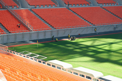 Sejumlah pekerja menyelesaikan proyek Jakarta International Stadium, Papanggo, Jakarta Utara, Kamis (24/3/2022).