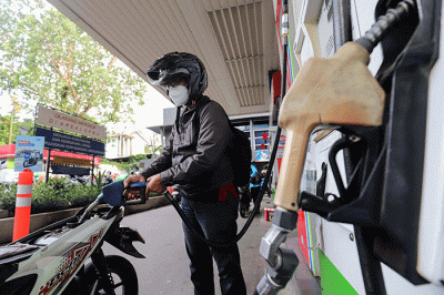 Pengendara roda dua mengisi bahan bakar jenis Pertamax di SPBU Coco Kuningan, Jakarta Selatan, Sabtu (26/3/2022).