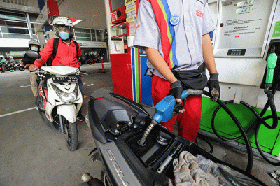 Pengendara roda dua mengisi bahan bakar jenis Pertamax di SPBU Coco Kuningan, Jakarta Selatan, Sabtu (26/3/2022).