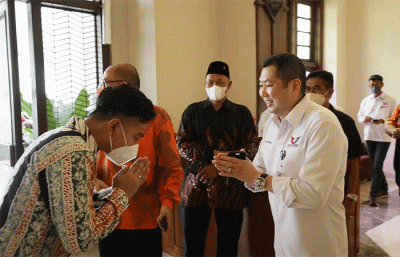 Ketua Umum Partai Perindo Hary Tanoesoedibjo melakukan pertemuan dengan Wali Kota Solo Gibran Rakabuming di Yogyakarta, Sabtu (26/3/2022).