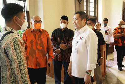 Ketua Umum Partai Perindo Hary Tanoesoedibjo melakukan pertemuan dengan Wali Kota Solo Gibran Rakabuming di Yogyakarta, Sabtu (26/3/2022).