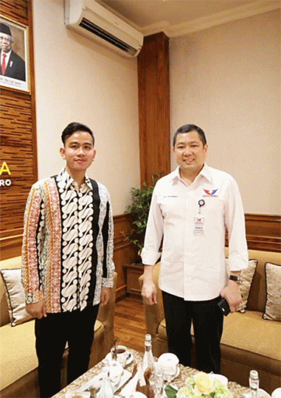 Ketua Umum Partai Perindo Hary Tanoesoedibjo melakukan pertemuan dengan Wali Kota Solo Gibran Rakabuming di Yogyakarta, Sabtu (26/3/2022).