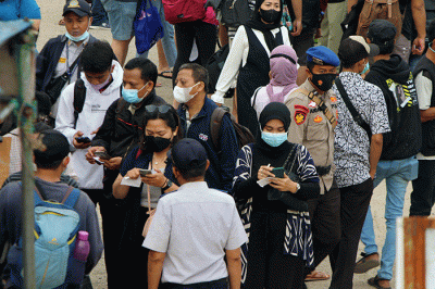 Wisatawan memadati Pelabuhan Kaliadem Muara Angke, Jakarta Utara, Sabtu (26/3/2022).