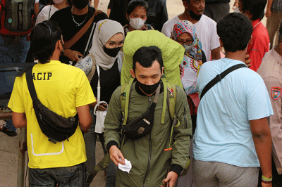Wisatawan memadati Pelabuhan Kaliadem Muara Angke, Jakarta Utara, Sabtu (26/3/2022).