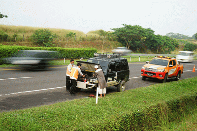 Petugas Patroli Tol Cikopo-Palimanan (Cipali) memberikan bantuan pemeriksaan mesin mobil pengguna Tol Cipali yang mengalami gangguan mesin, Sabtu (26/3/2022).