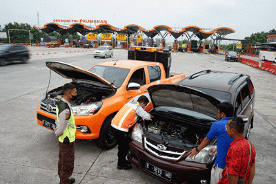 Petugas Patroli Tol Cikopo-Palimanan (Cipali) memberikan bantuan pemeriksaan mesin mobil pengguna Tol Cipali yang mengalami gangguan mesin, Sabtu (26/3/2022).