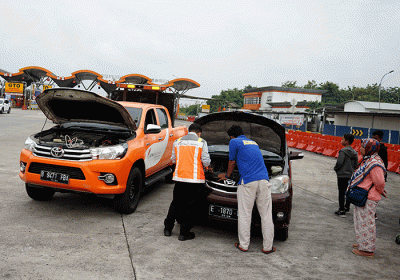 Petugas Patroli Tol Cikopo-Palimanan (Cipali) memberikan bantuan pemeriksaan mesin mobil pengguna Tol Cipali yang mengalami gangguan mesin, Sabtu (26/3/2022).