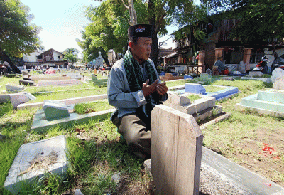 Sejumlah umat Islam berdoa di makam keluarganya di Tempat Pemakaman Umum (TPU) Kapuk, Cengkareng Jakarta, Minggu (27/3/2022).