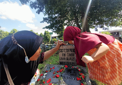 Sejumlah umat Islam berdoa di makam keluarganya di Tempat Pemakaman Umum (TPU) Kapuk, Cengkareng Jakarta, Minggu (27/3/2022).