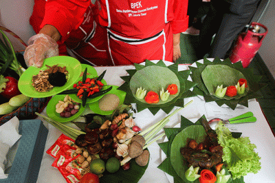 Kader Partai Demokrasi Indonesia Perjuangan melakukan demo masak tanpa minyak goreng di Sekolah Partai PDIP, Lenteng Agung, Jakarta, Senin (28/3/2022).