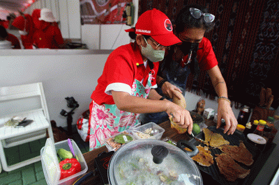Kader Partai Demokrasi Indonesia Perjuangan melakukan demo masak tanpa minyak goreng di Sekolah Partai PDIP, Lenteng Agung, Jakarta, Senin (28/3/2022).