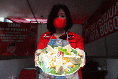 Kader Partai Demokrasi Indonesia Perjuangan melakukan demo masak tanpa minyak goreng di Sekolah Partai PDIP, Lenteng Agung, Jakarta, Senin (28/3/2022).