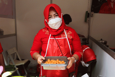 Kader Partai Demokrasi Indonesia Perjuangan melakukan demo masak tanpa minyak goreng di Sekolah Partai PDIP, Lenteng Agung, Jakarta, Senin (28/3/2022).
